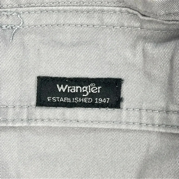 Wrangler Relax Fit Cargo Grey Shorts Men size 42 - Picture 2 of 10